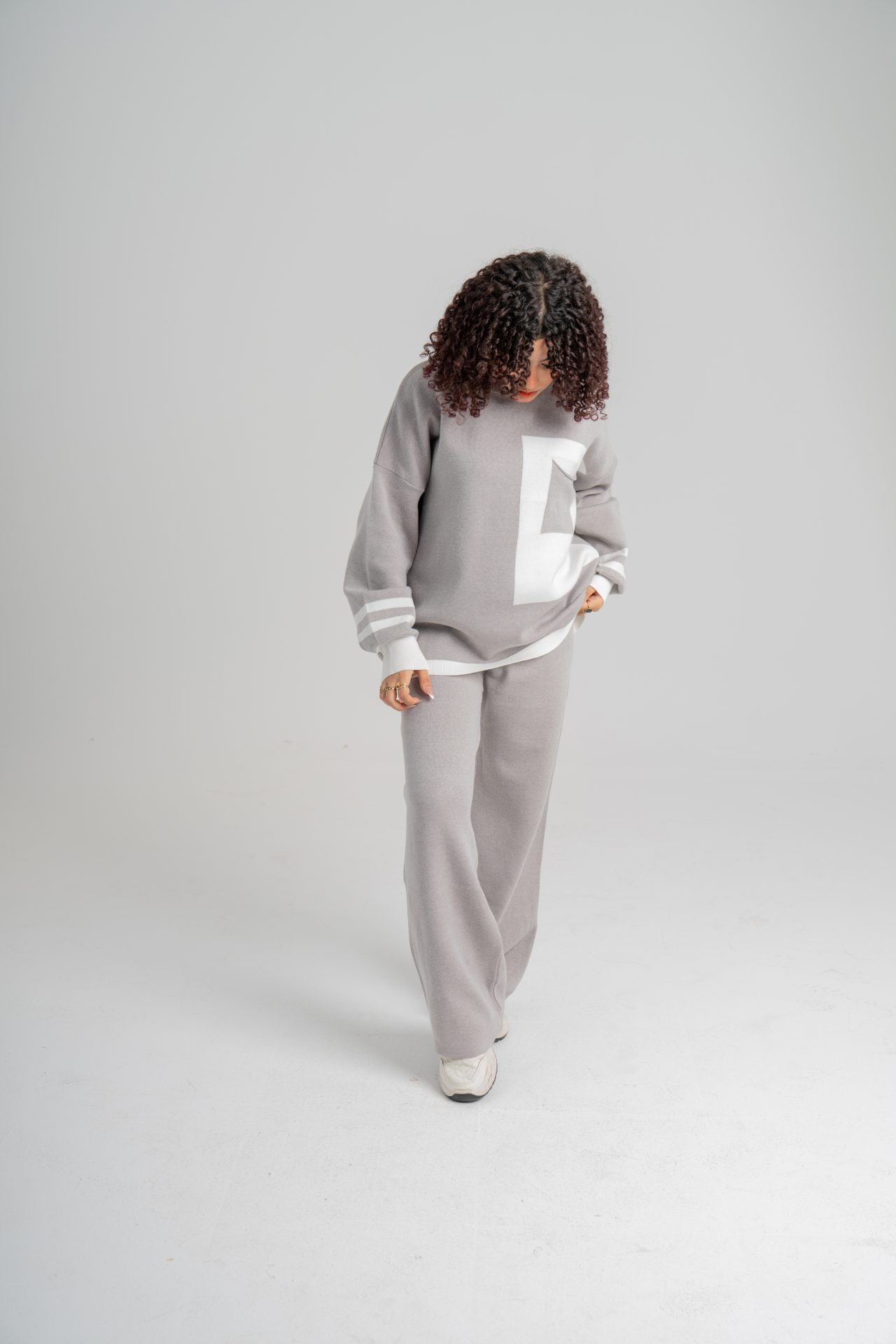 سوت تريكو بلونين بتفاصيل راقية وخامة عالي الجودة - Gray - الصورة 4