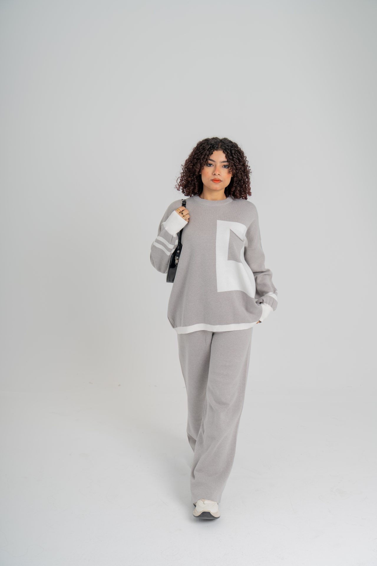سوت تريكو بلونين بتفاصيل راقية وخامة عالي الجودة - Gray - الصورة 2