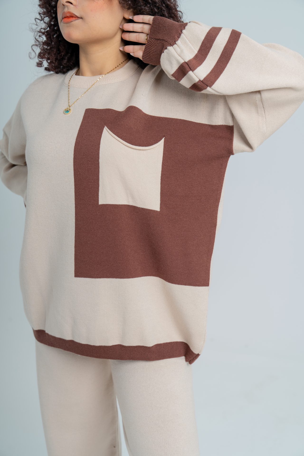 سوت تريكو بلونين بتفاصيل راقية وخامة عالي الجودة - Beige - الصورة 2