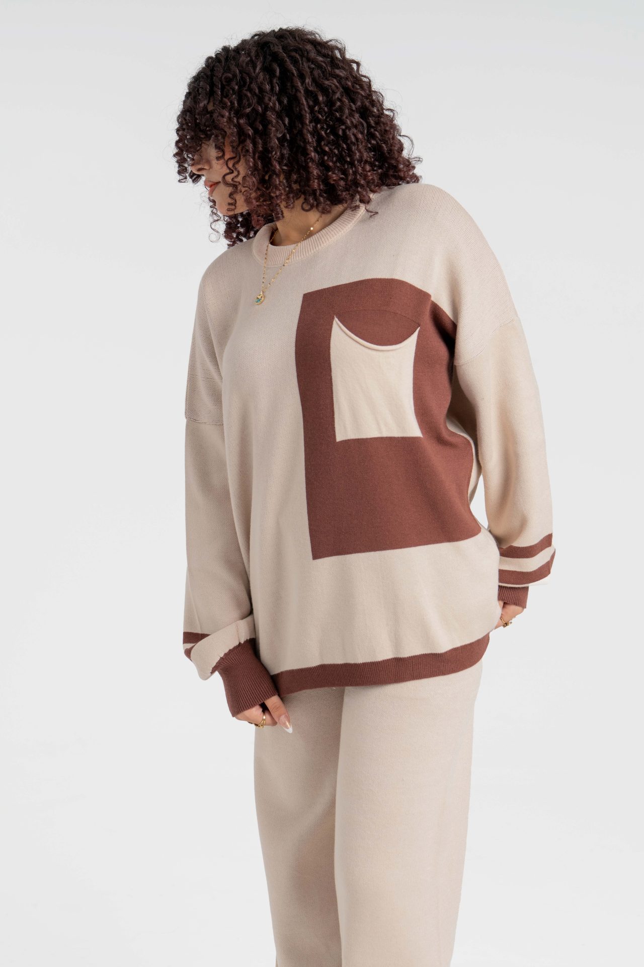 سوت تريكو بلونين بتفاصيل راقية وخامة عالي الجودة - Beige - الصورة 3