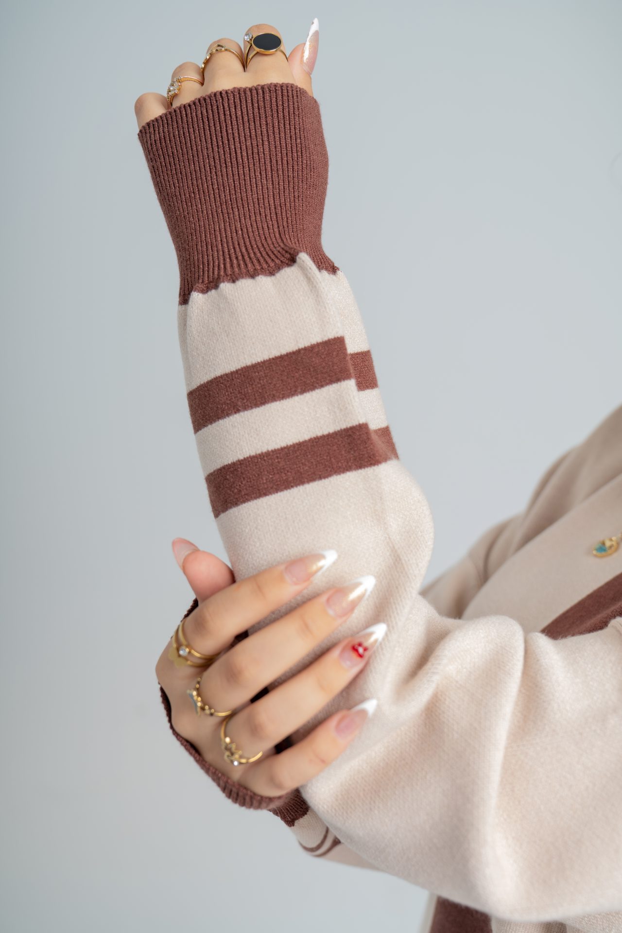 سوت تريكو بلونين بتفاصيل راقية وخامة عالي الجودة - Beige - الصورة 4