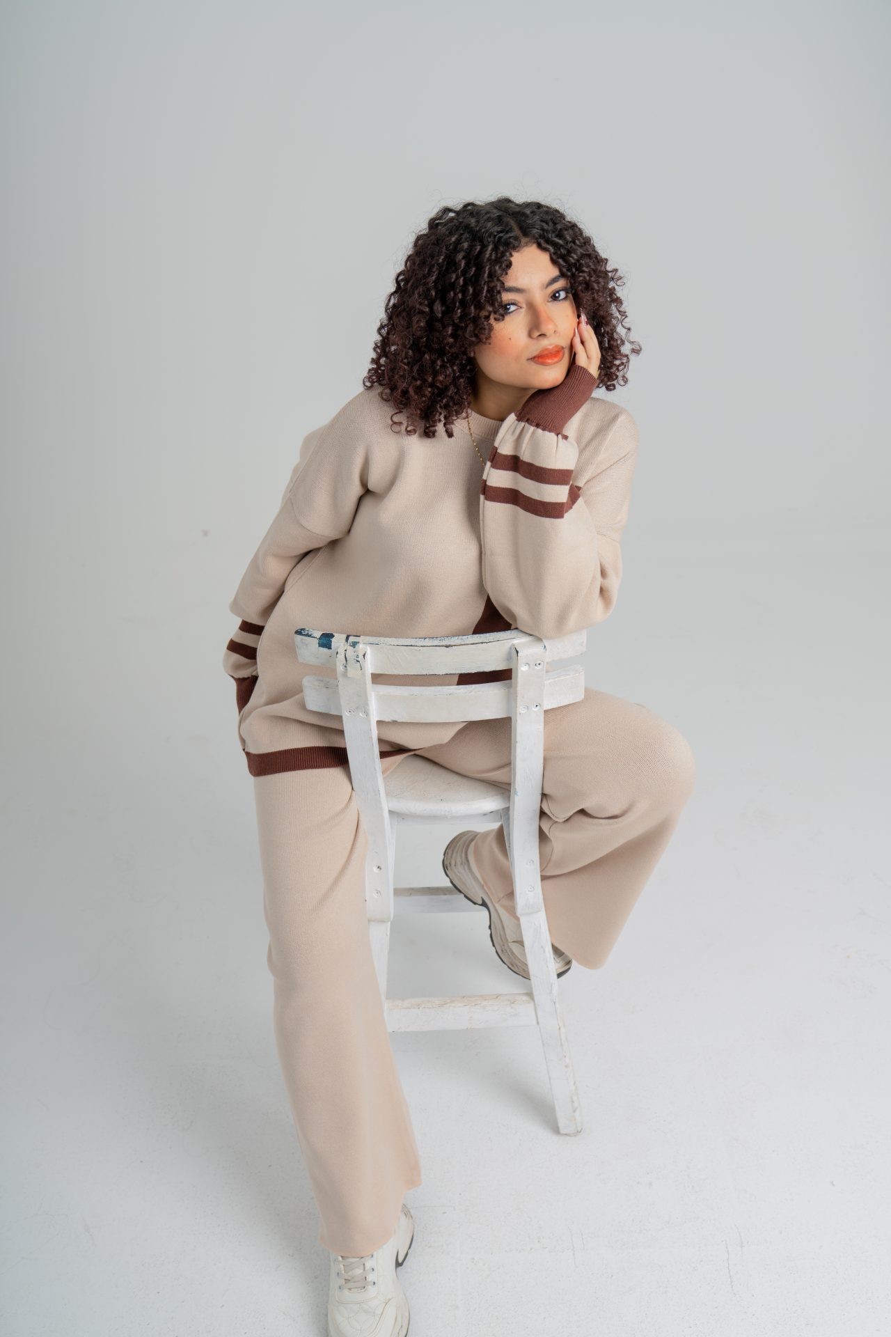 سوت تريكو بلونين بتفاصيل راقية وخامة عالي الجودة - Beige - الصورة 5