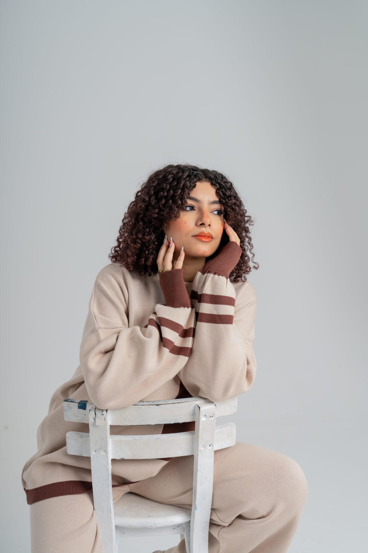 سوت تريكو بلونين بتفاصيل راقية وخامة عالي الجودة - Beige - الصورة 6