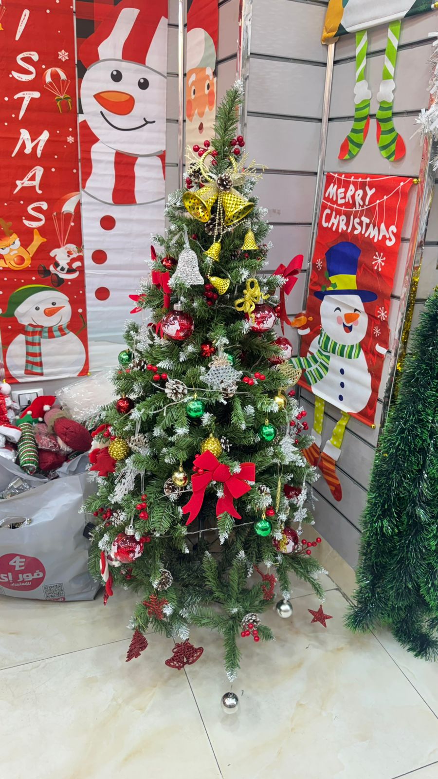 شجرة كريسماس اخضر عادية بقاعدة حديد- 150 سم - Image 3